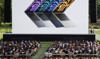 MacBook sendo apresentado na Conferência Mundial de Desenvolvedores da Apple, evento anual realizado na sede da empresa em Cupertino, Califórnia, EUA, em 5 de junho de 2023