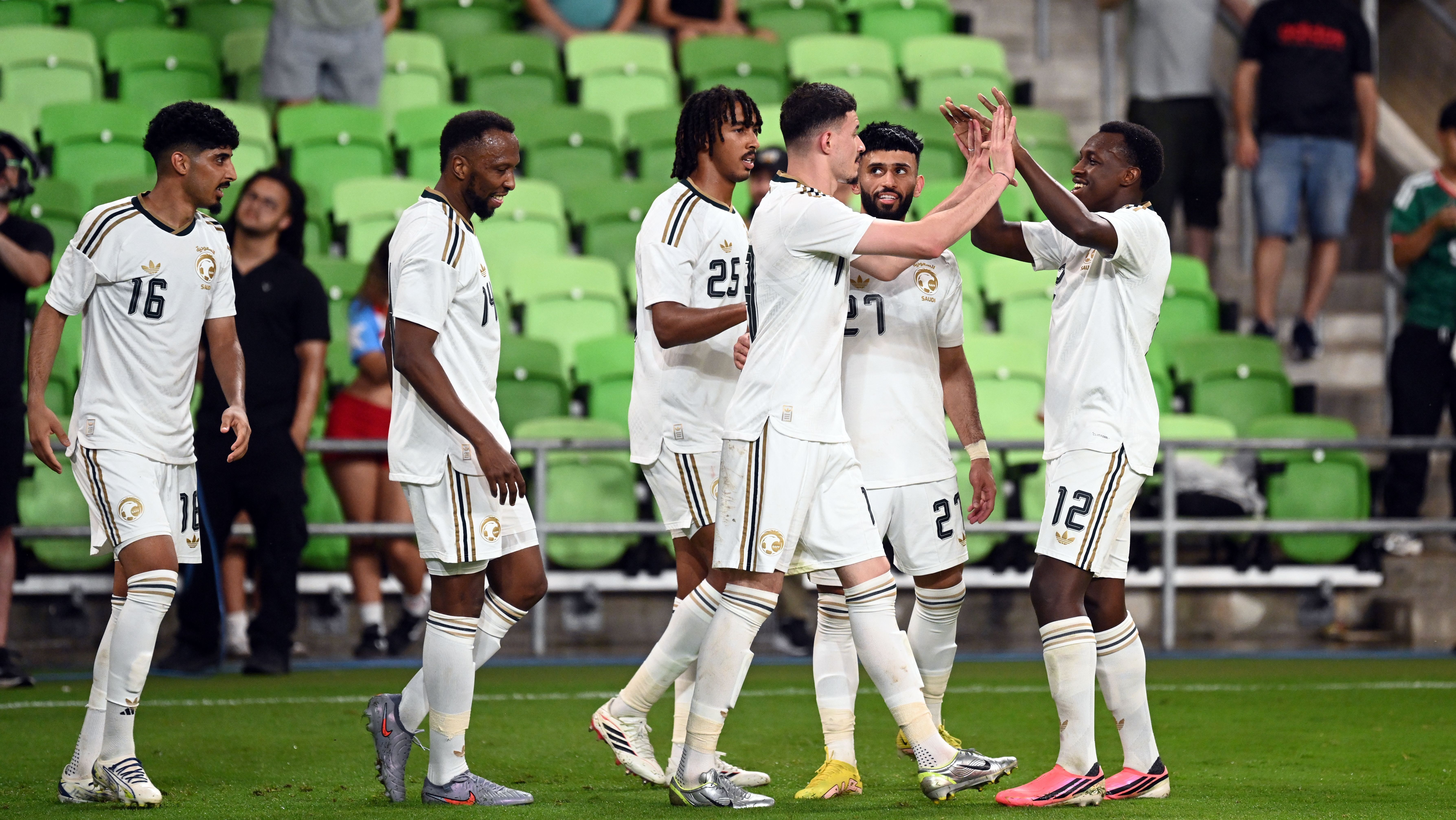 Jogadores da Arábia Saudita comemoram gol contra Porto Rico em amistoso