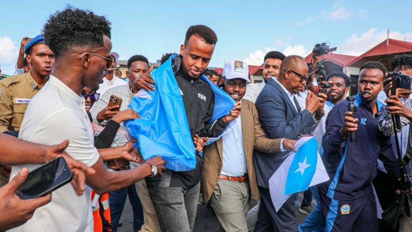 Omar Abdulkadir Artan foi recebido com festa na Somália após ser impedido de participar da Copa do Mundo • Photo by Abuukar Mohamed Muhidin/Anadolu via Getty Images