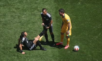 O árbitro Felix Zwayer com câimbras no duelo Estados Unidos x Austrália, pela Copa do Mundo