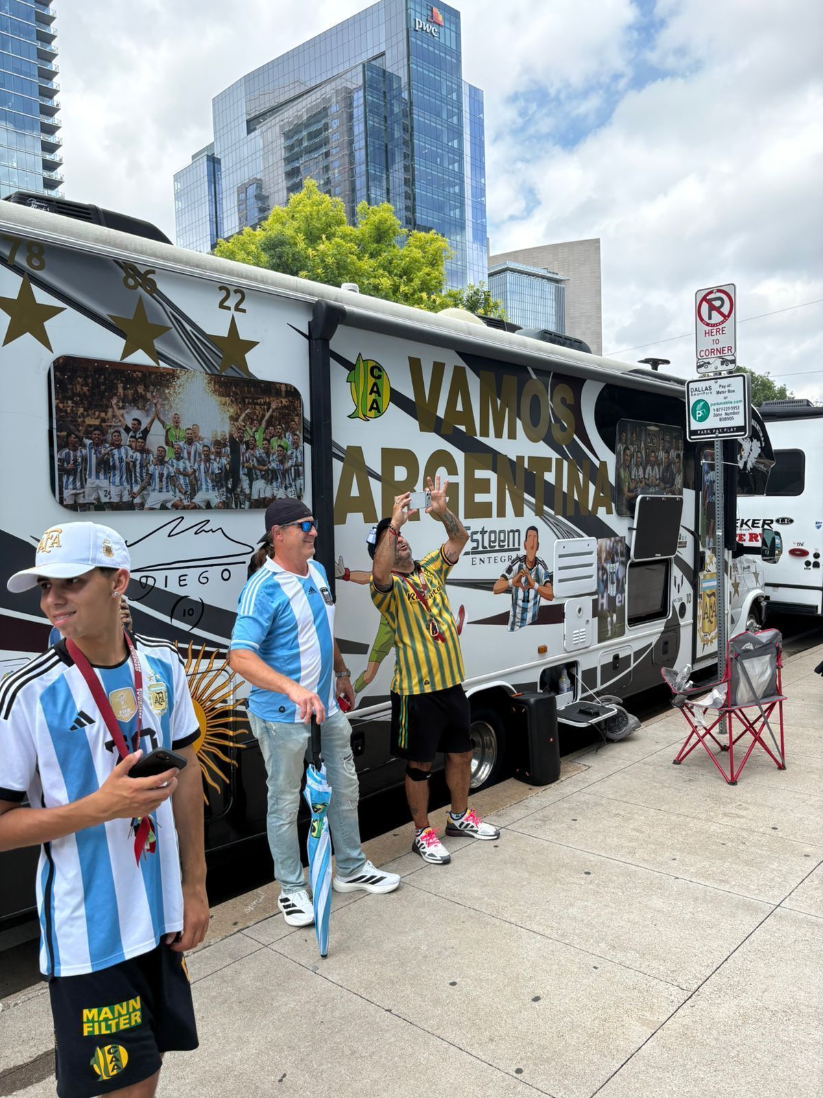 Em Dallas, argentinos transformam Obelisco com canções, choripán e empanadas • Allan Pace e Bruno Rodrigues/CNN Brasil