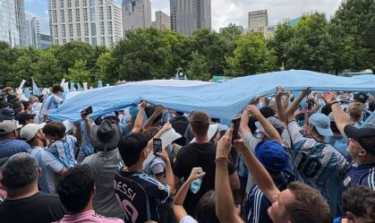 Imagem de destaque do post: Argentinos transformam Dallas no Obelisco com canções, choripán e empanadas