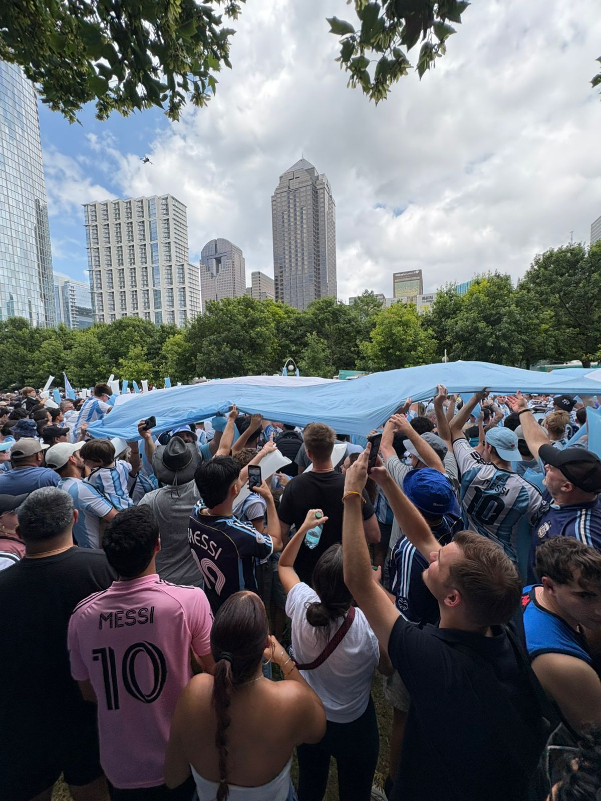 Torcedores realizaram um “banderazo” neste domingo (21), véspera do jogo contra a Áustria • Allan Pace e Bruno Rodrigues/CNN Brasil