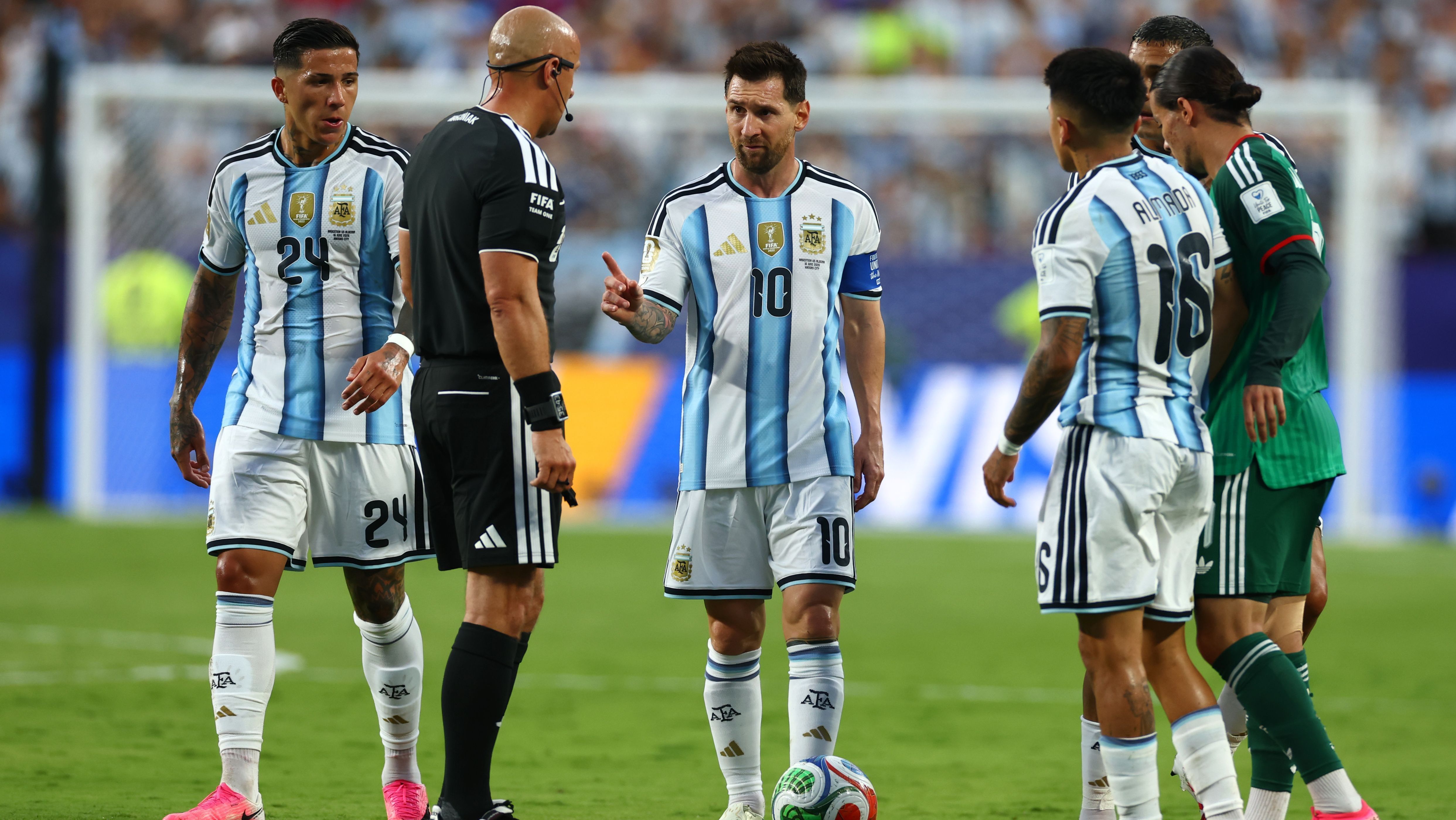 Jogadores da Argentina conversam com o árbitro Szymon Marciniak no duelo contra Argélia