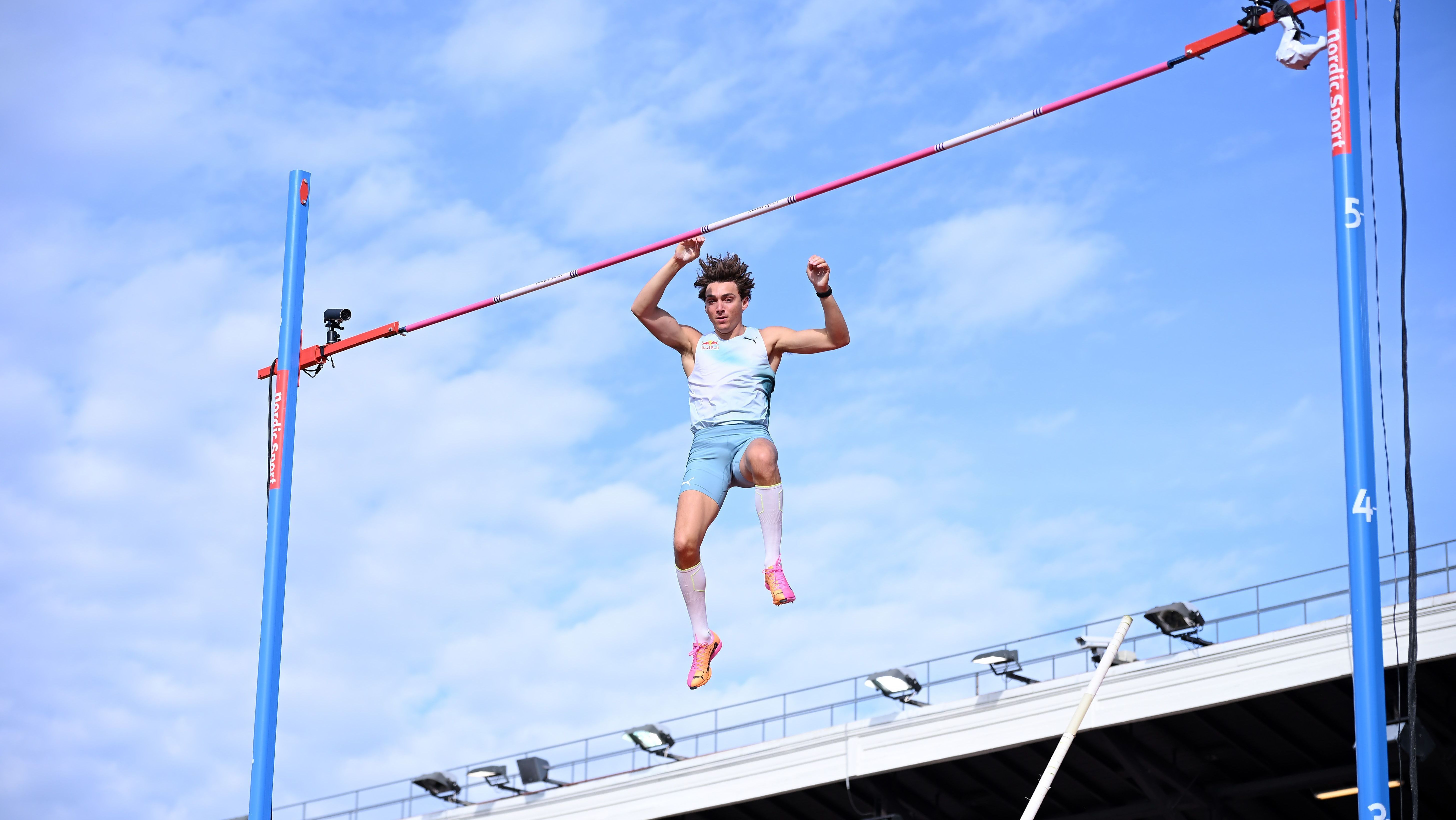Armand Duplantis em ação na prova do salto com vara da etapa de Estocolmo da Diamond League