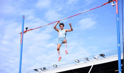 Armand Duplantis em ação na prova do salto com vara da etapa de Estocolmo da Diamond League