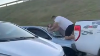 Vídeo: carro fica pendurado em muro após motorista perder co