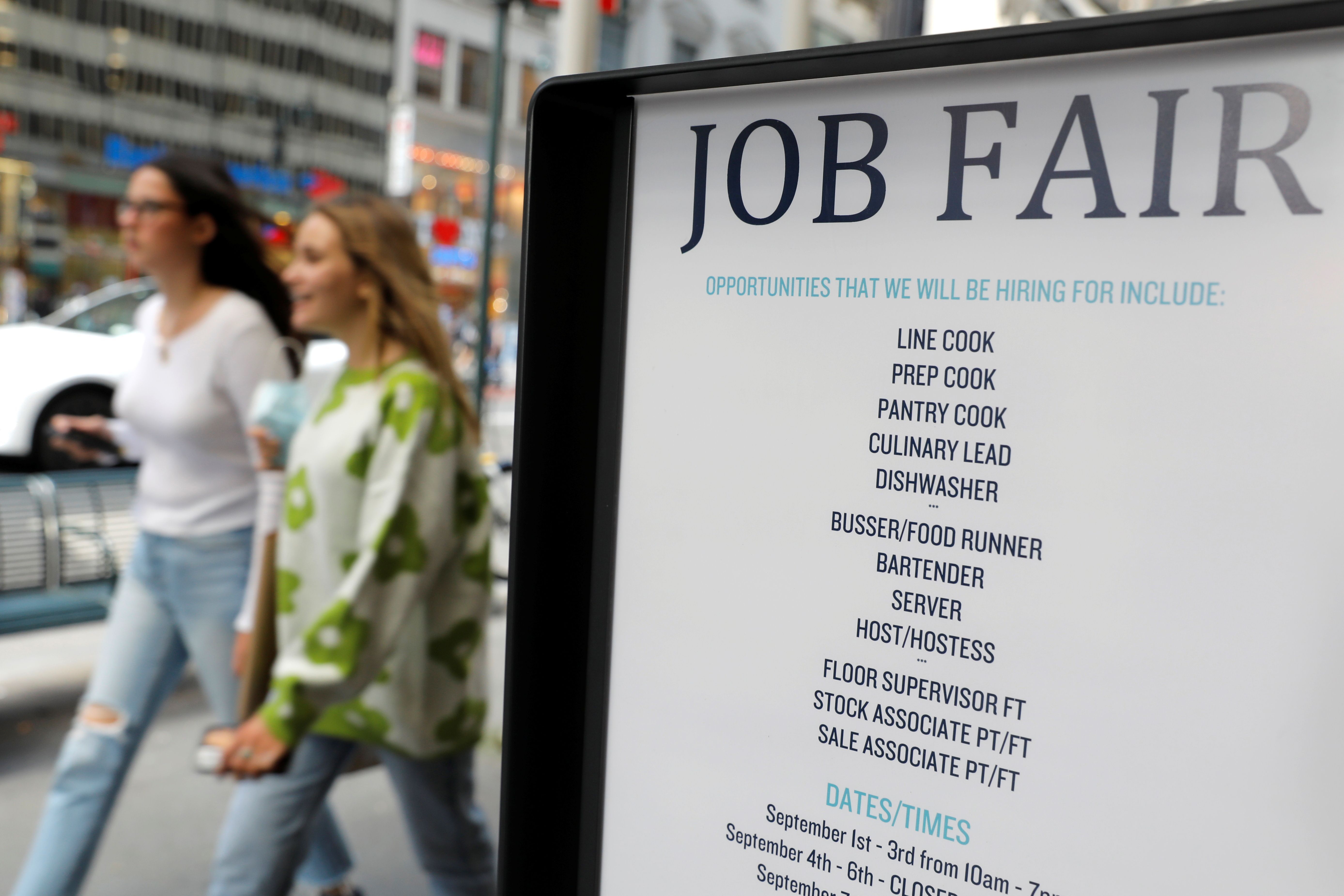 Placa anunciando feira de empregos na 5ª Avenida, em Nova York, em 3 de setembro de 2021