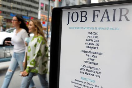 Placa anunciando feira de empregos na 5ª Avenida, em Nova York, em 3 de setembro de 2021