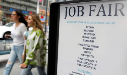 Placa anunciando feira de empregos na 5ª Avenida, em Nova York, em 3 de setembro de 2021