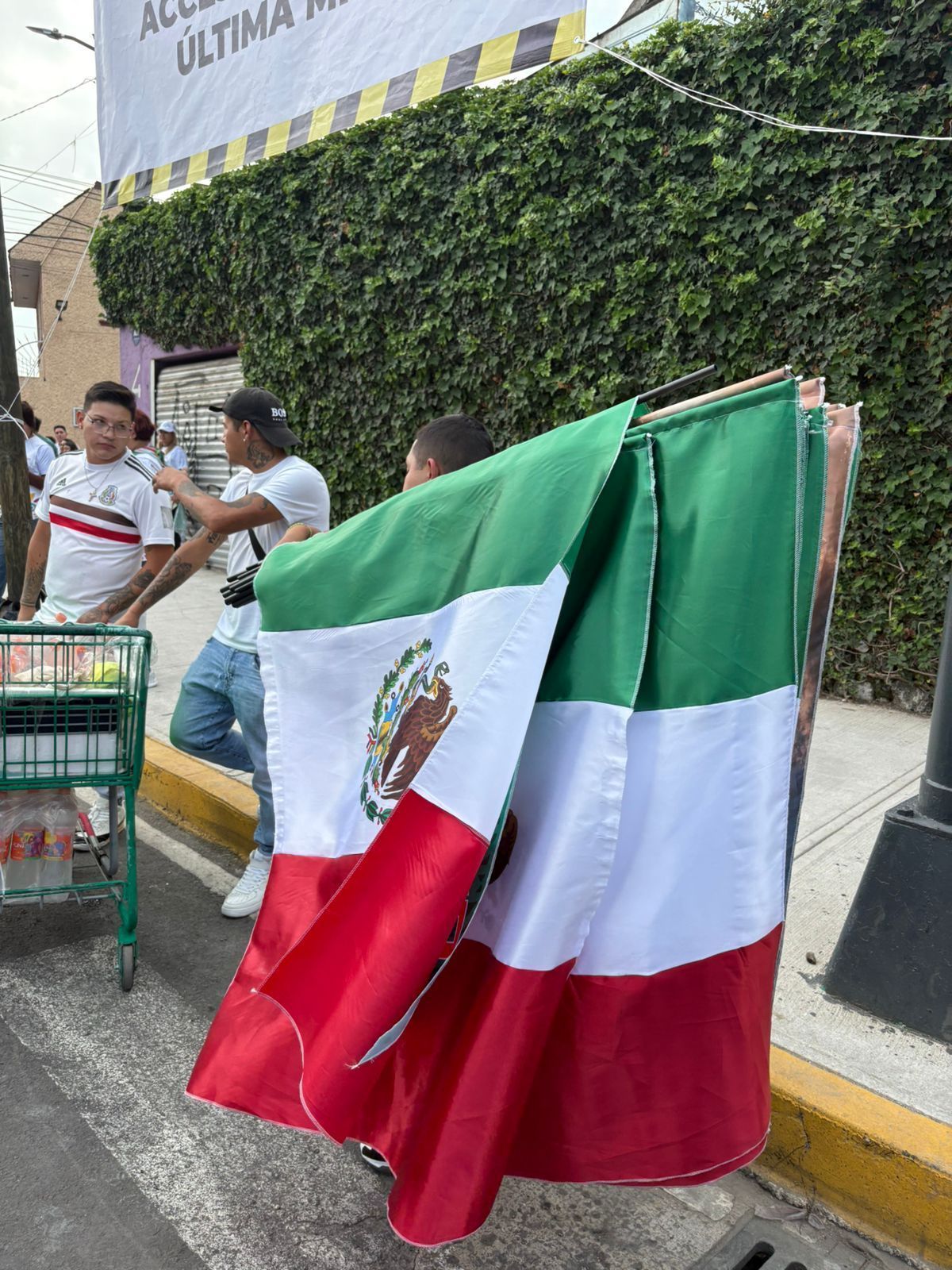 Comerciantes vendem bandeiras da seleção mexicana nos arredores do estádio Azteca • Allan Pace/CNN Brasil
