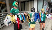 Mercado pirata na porta do Azteca tem camisas do México e máscaras de lucha