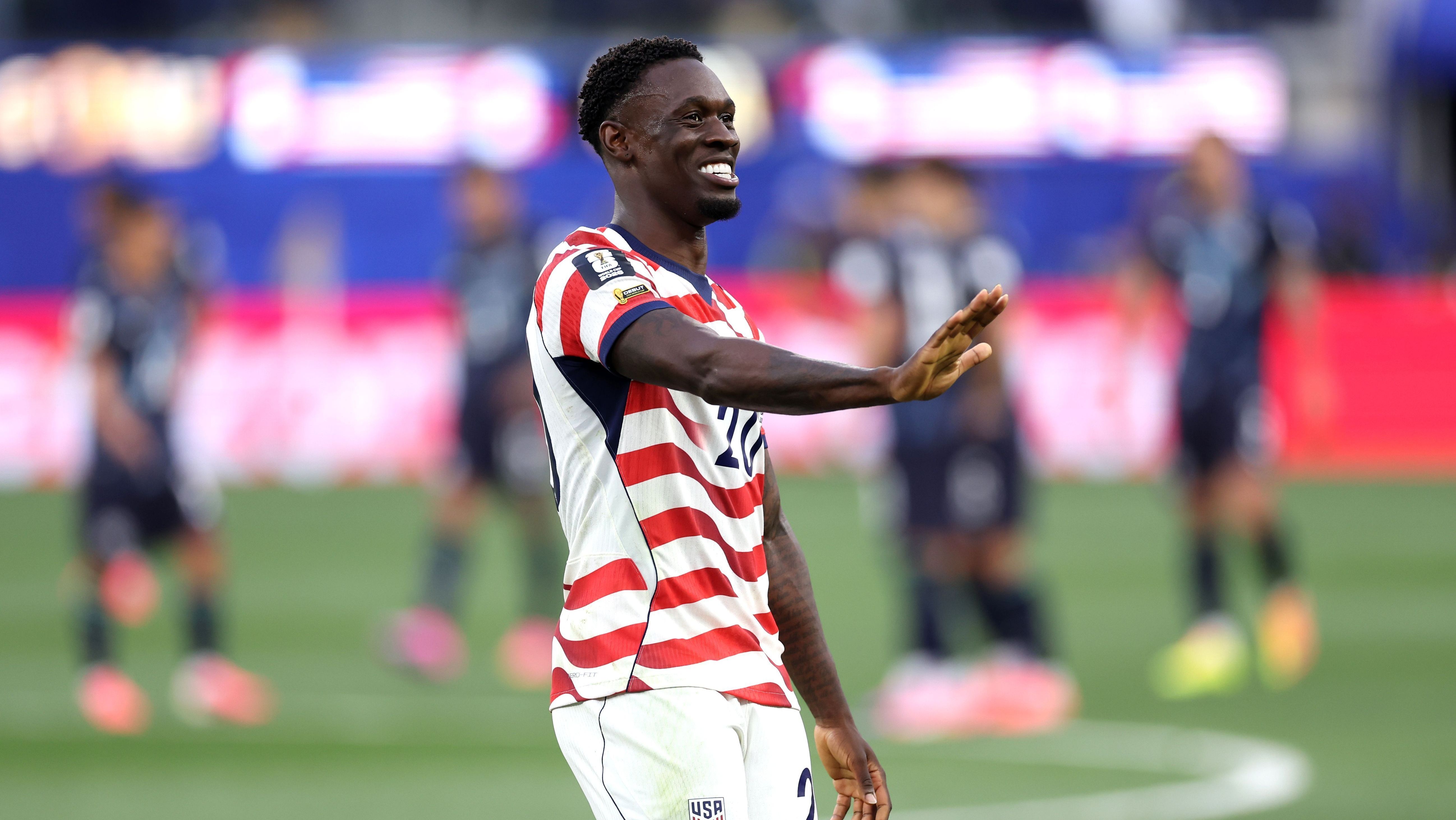 Folarin Balogun, atacante dos Estados Unidos, celebrando o seu gol contra o Paraguai, pela Copa do Mundo
