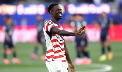 Folarin Balogun, atacante dos Estados Unidos, celebrando o seu gol contra o Paraguai, pela Copa do Mundo