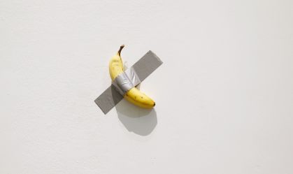 "Comedian" é uma obra de arte de Maurizio Cattelan afixada na parede de um museu com uma fita