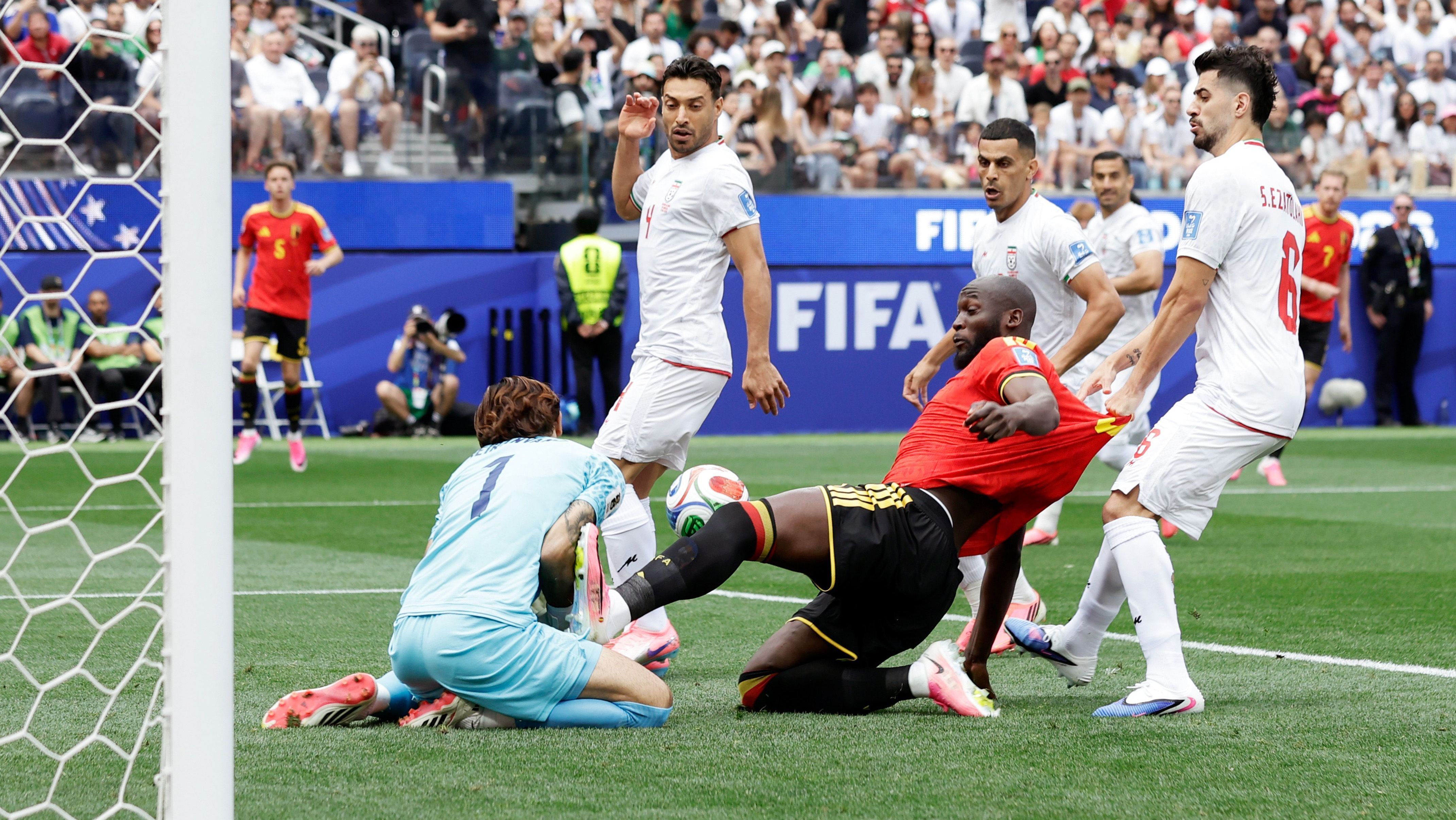 Lukaku tenta finalização contra o Irã na Copa