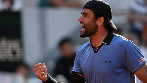 Matteo Berrettini comemora ao avançar às quartas de Roland Garros