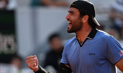 Matteo Berrettini comemora ao avançar às quartas de Roland Garros