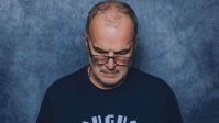 Bielsa explica reação nas fotos oficiais da Fifa: "Não sou modelo"