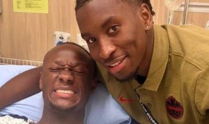 Moïse Bombito com Ismaël Koné no hospital