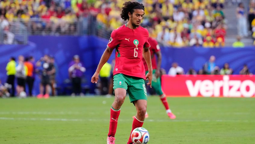 Ayyoub Bouaddi, do Marrocos, em ação na partida contra o Brasil, válida pela primeira rodada da Copa do Mundo • Jose Breton/Pics Action/NurPhoto via Getty Images