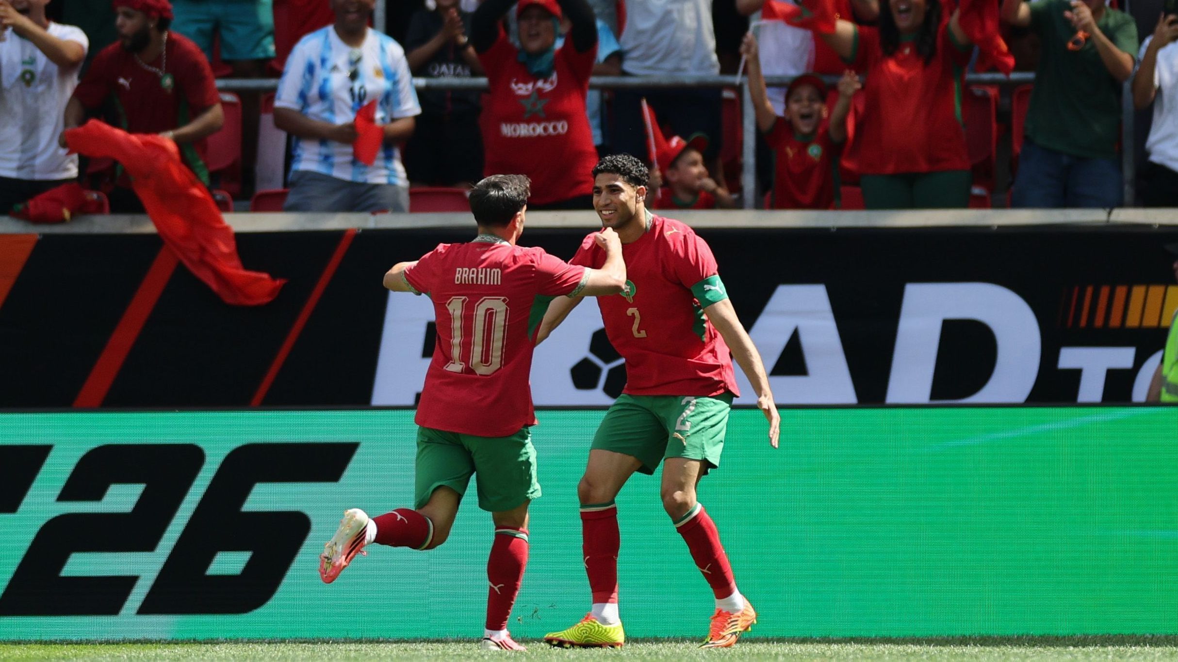 Brahim Díaz e Achraf Hakimi celebram o gol do Marrocos no amistoso contra Noruega antes da Copa
