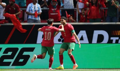 Brahim Díaz e Achraf Hakimi celebram o gol do Marrocos no amistoso contra Noruega antes da Copa