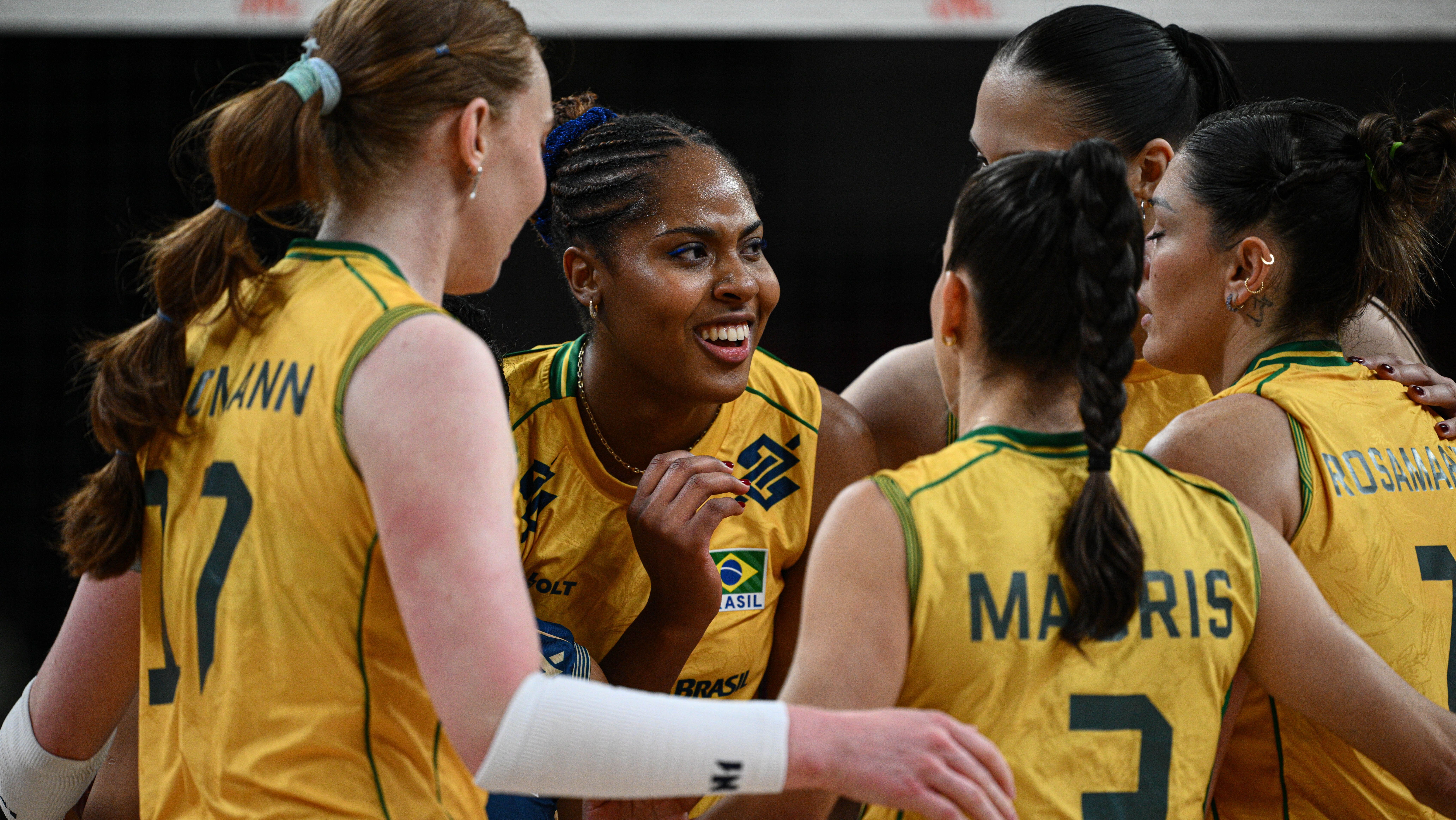 Jogadoras do Brasil comemoram ponto em vitória contra a China