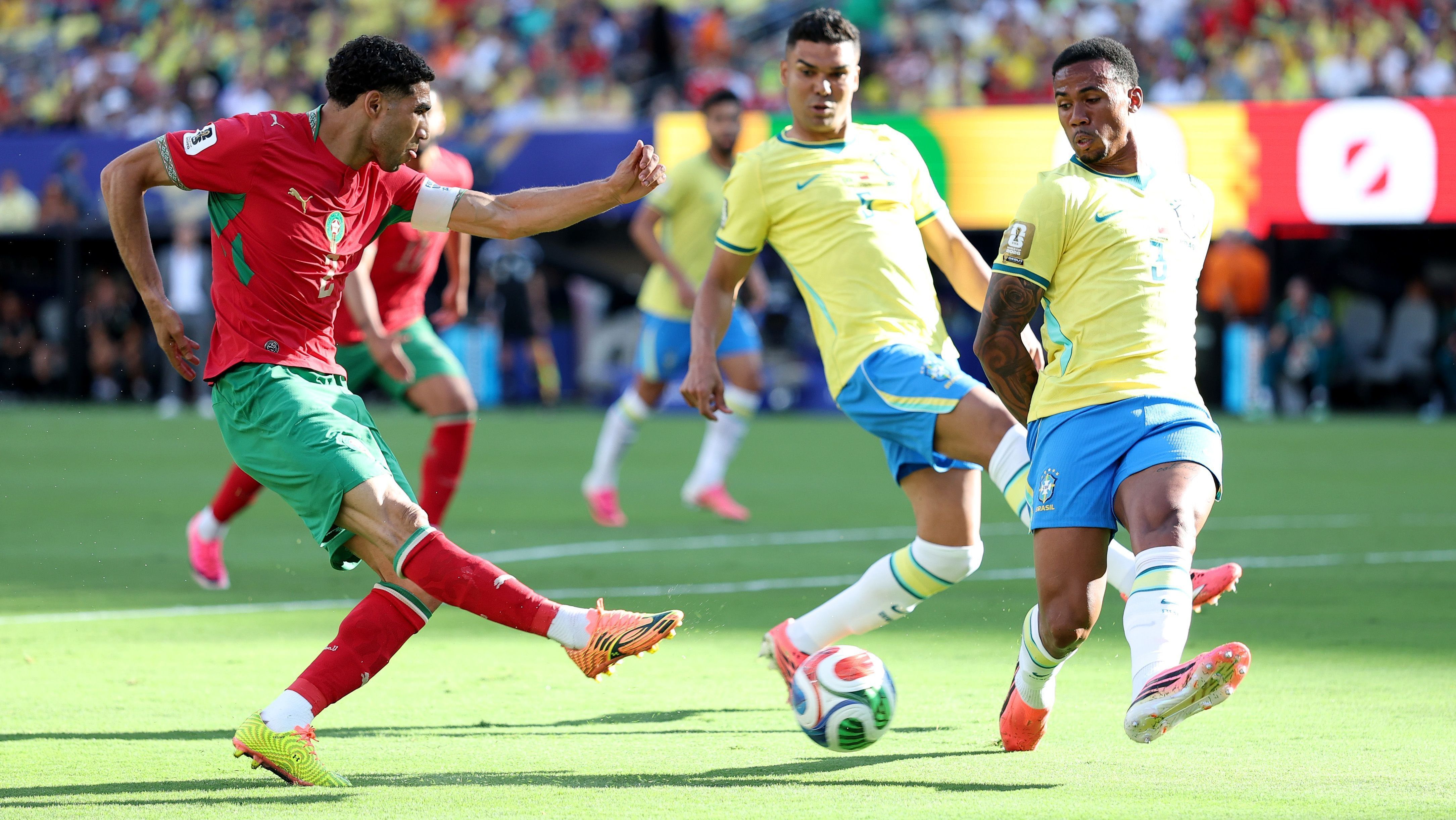 Hakimi, do Marrocos, tenta chute na partida contra a Seleção Brasileira pelo grupo C da Copa do Mundo