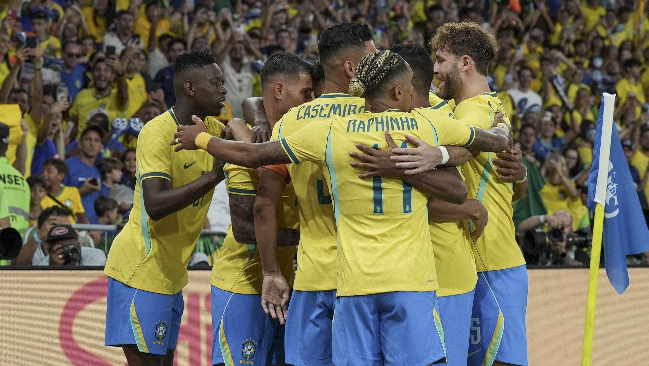 Seleção comemora gol durante amistoso