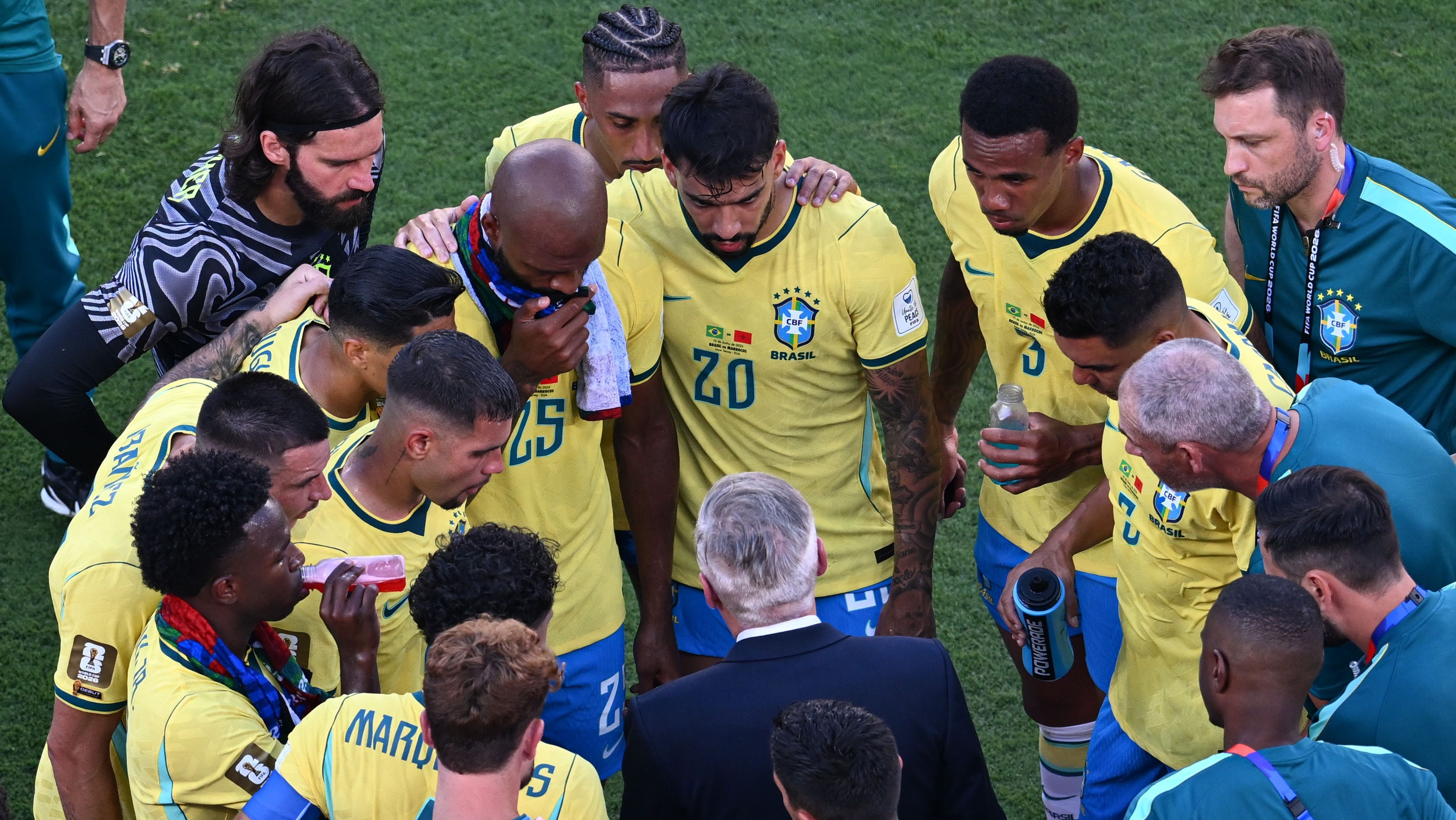 Carlo Ancelotti dá instruções aos jogadores do Brasil durante a pausa para hidratação, medida presente nas partidas da Copa do Mundo