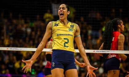 Diana, central do Brasil, celebrando a vitória sobre a República Dominicana, válida pela VNL Feminina