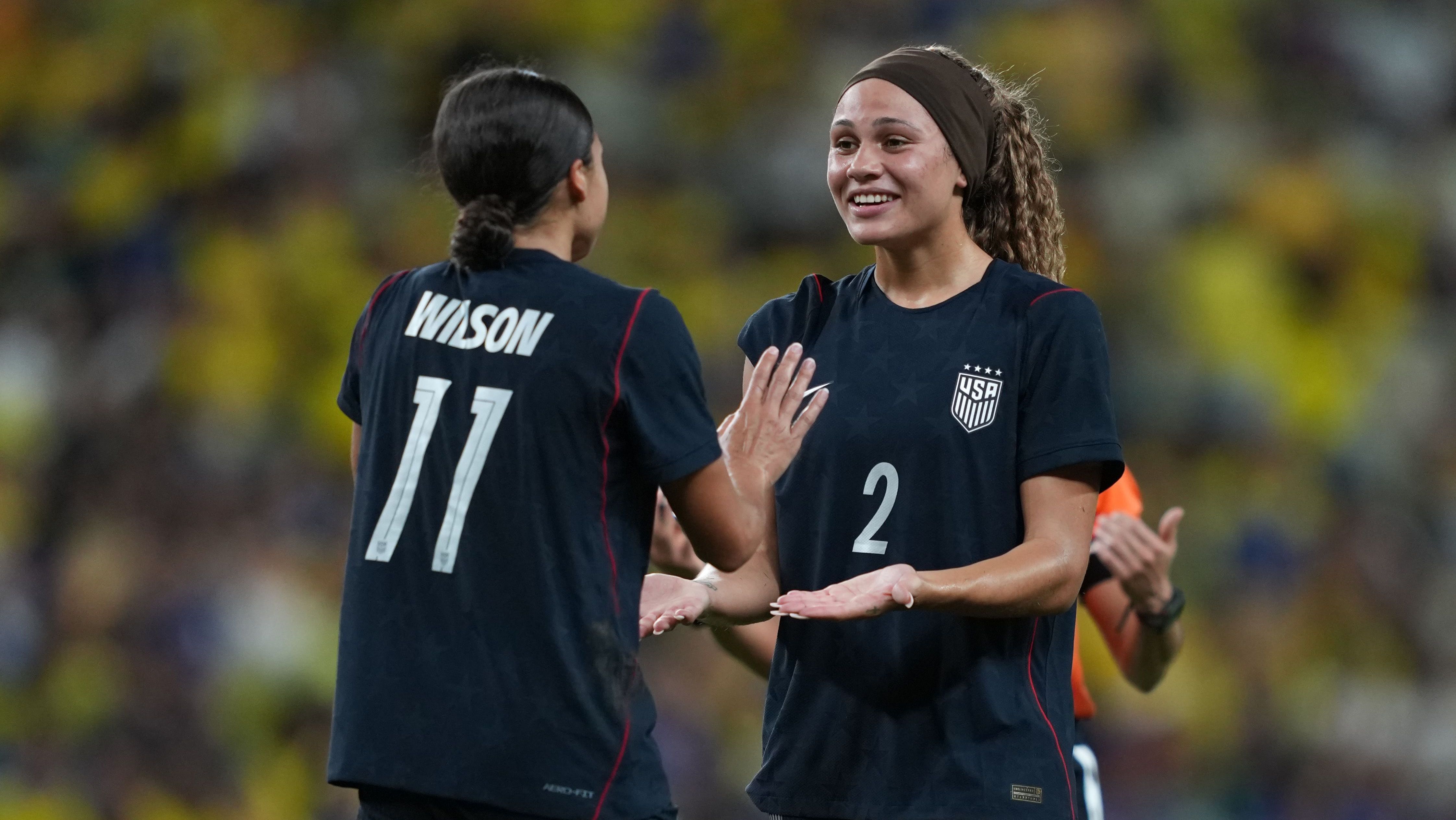 Jogadoras dos Estados Unidos celebrando o gol marcado em amistoso contra o Brasil