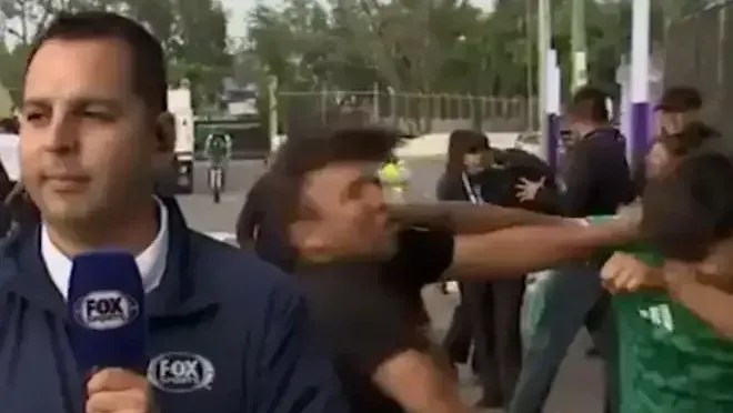 Mexicanos brigam ao vivo em TV
