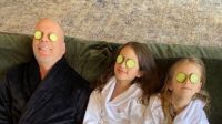 Bruce Willis ganha homenagens no Dia dos Pais com fotos antigas; confira
