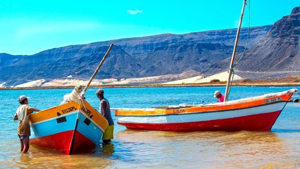 Pescadores se preparando para pescar em barcos tradicionais perto da Baía das Gatas, na Ilha de São Vicente, Cabo Verde