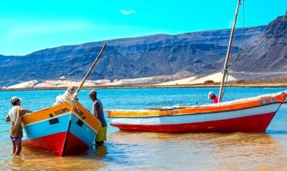 Pescadores se preparando para pescar em barcos tradicionais perto da Baía das Gatas, na Ilha de São Vicente, Cabo Verde