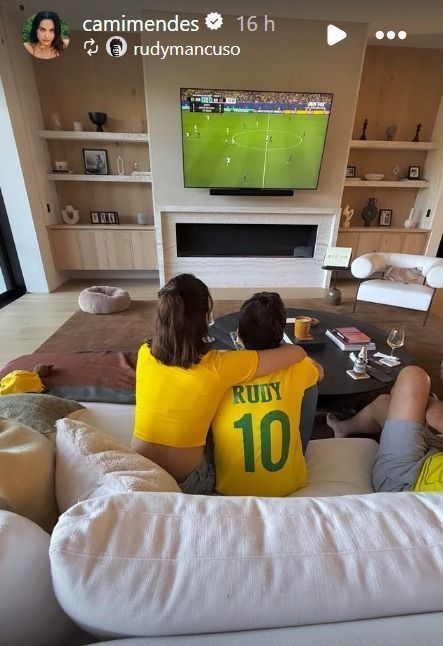 Camila Mendes e Rudy Mancuso assistiram ao jogo do Brasil juntos • Reprodução/Instagram/Camila Mendes