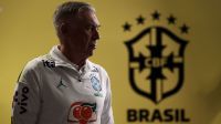 Torcedor do Grêmio chega aos EUA de fusca e encontra ex-técnico do Inter