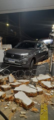 Carro fica pendurado em muro após motorista perder controle em BH • Reprodução