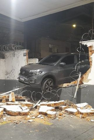 A car was left hanging over a wall after the driver lost control of the steering on Monday afternoon (8), in Belo Horizonte • Reproduction