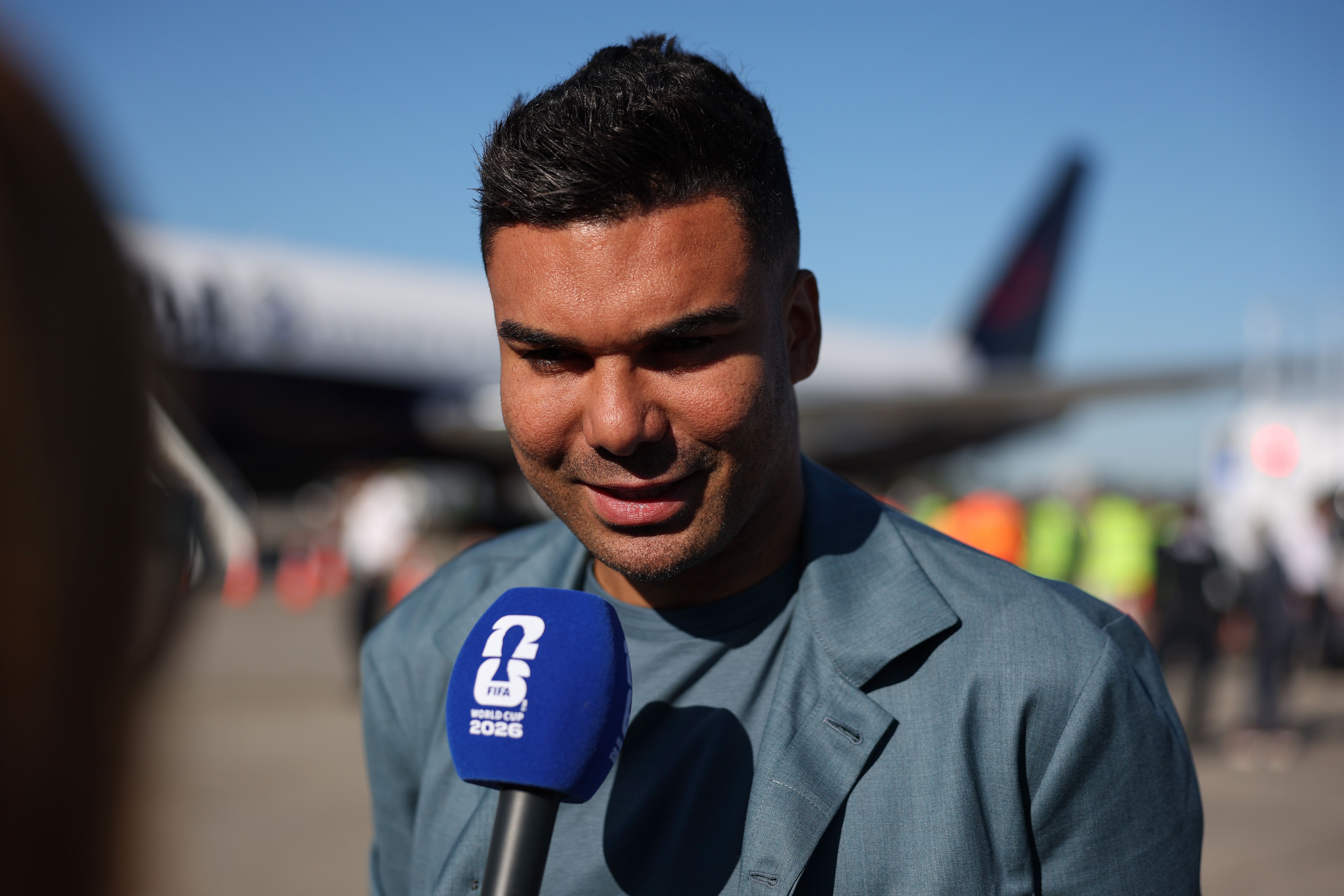 Casemiro dá entrevista no desembarque da Seleção Brasileira nos EUA