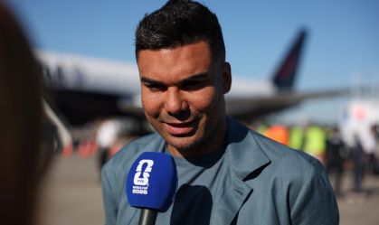 Casemiro dá entrevista no desembarque da Seleção Brasileira nos EUA