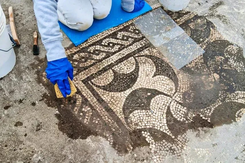 Escavações no sítio arqueológico da vila de Castel di Guido, localizada a cerca de 12 milhas de Roma • Novas escavações ainda estão em andamento, mas o público em geral terá seu primeiro vislumbre do extraordinário sítio arqueológico no sábado, quando as visitas serão permitidas mediante agendamento. O Ministério da Cultura informou que novas datas deverão ser adicionadas ao longo dos próximos meses.