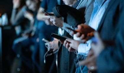 Gigantes das redes sociais vêm divulgando seu crescente conjunto de ferramentas e proteções de segurança como prova de que priorizam o bem-estar dos usuários jovens