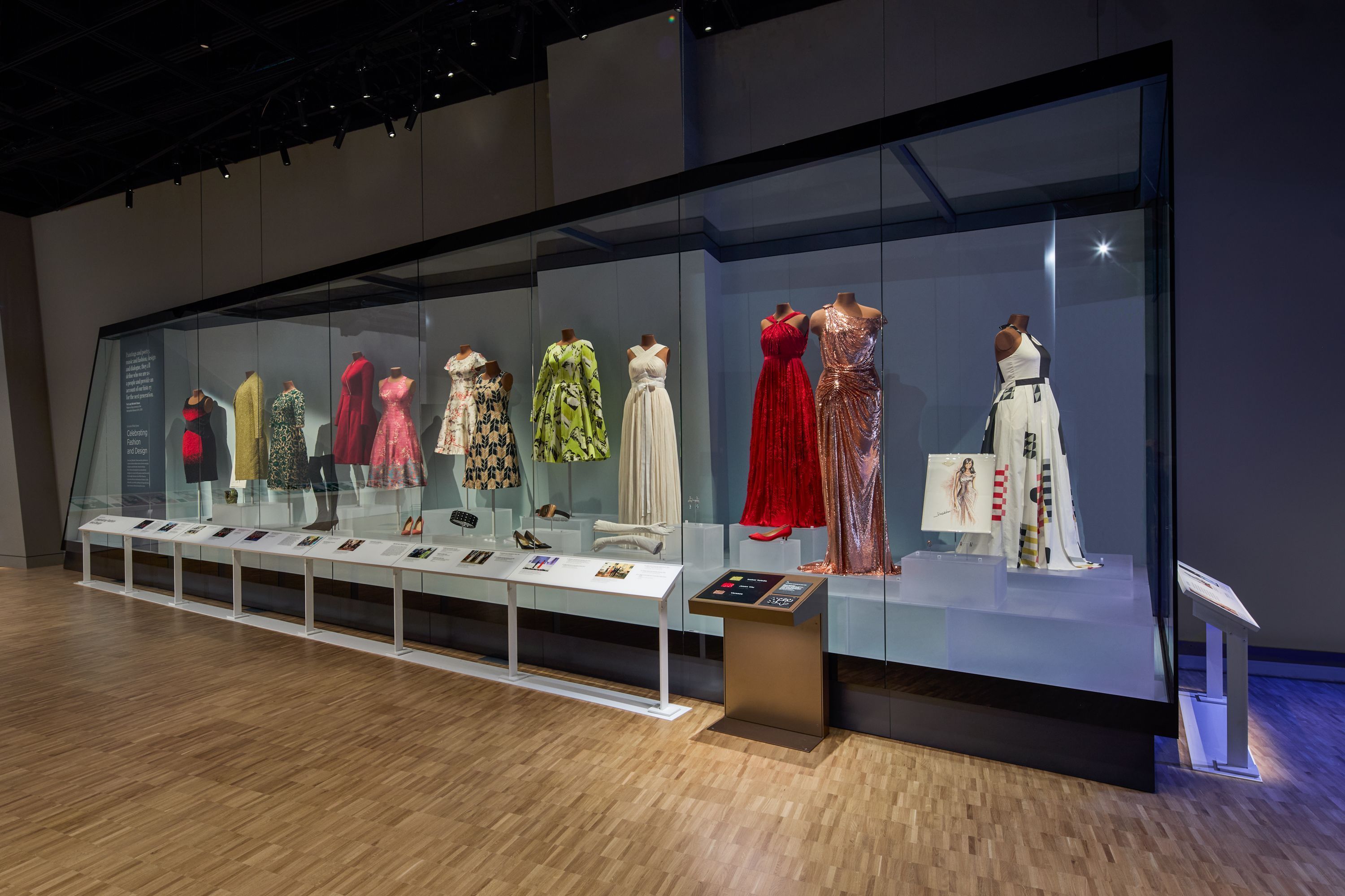 Uma exposição com alguns dos looks icônicos da ex-primeira-dama Michelle Obama está localizada no 4º andar do museu • Cortesia da Fundação Obama via CNN Newsource
