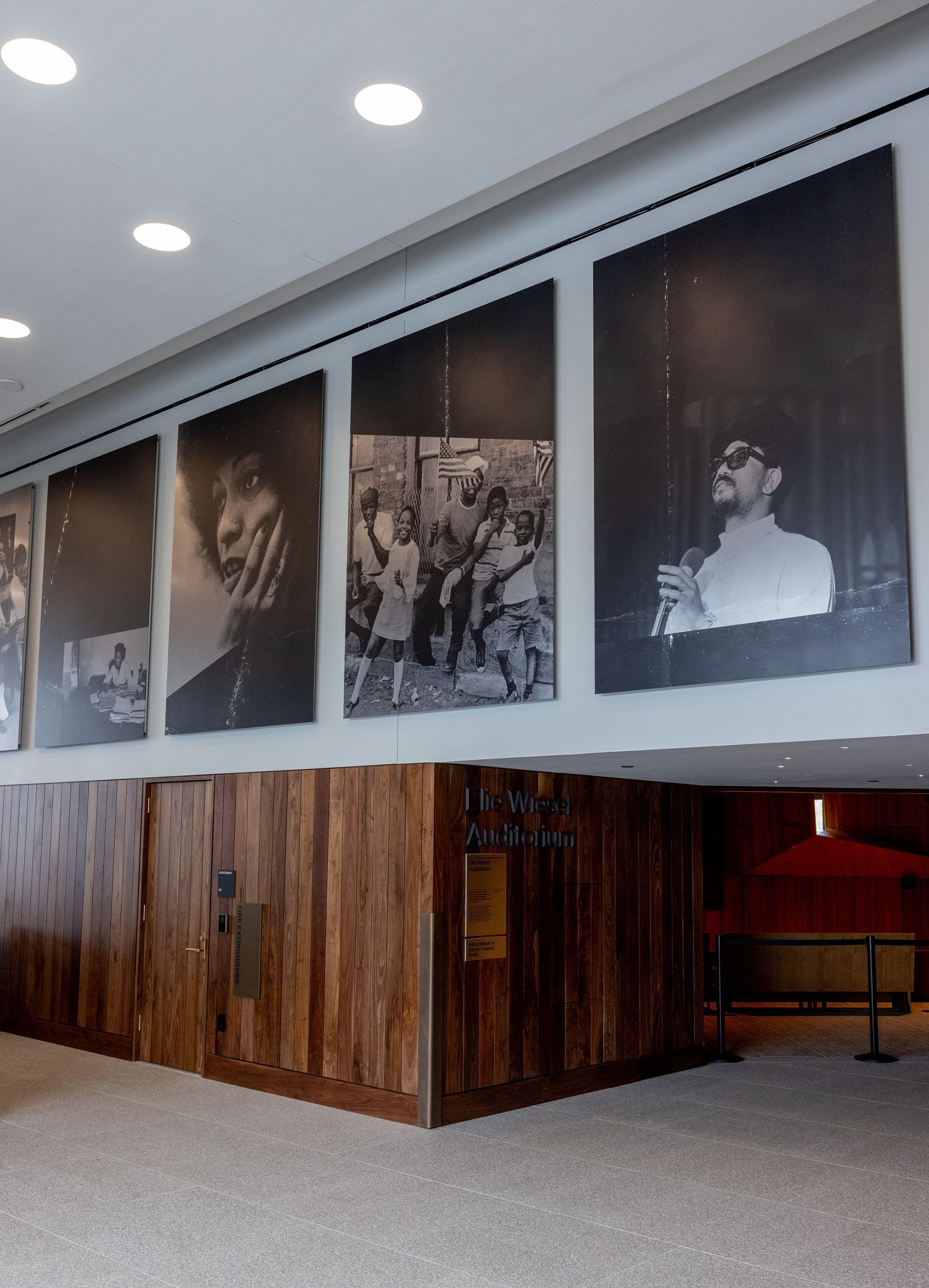 O artista Theaster Gates exibe imagens de arquivo da beleza e da vida negra no edifício do Fórum, onde os visitantes se reunirão para participar de programas gratuitos • Cortesia da Fundação Obama