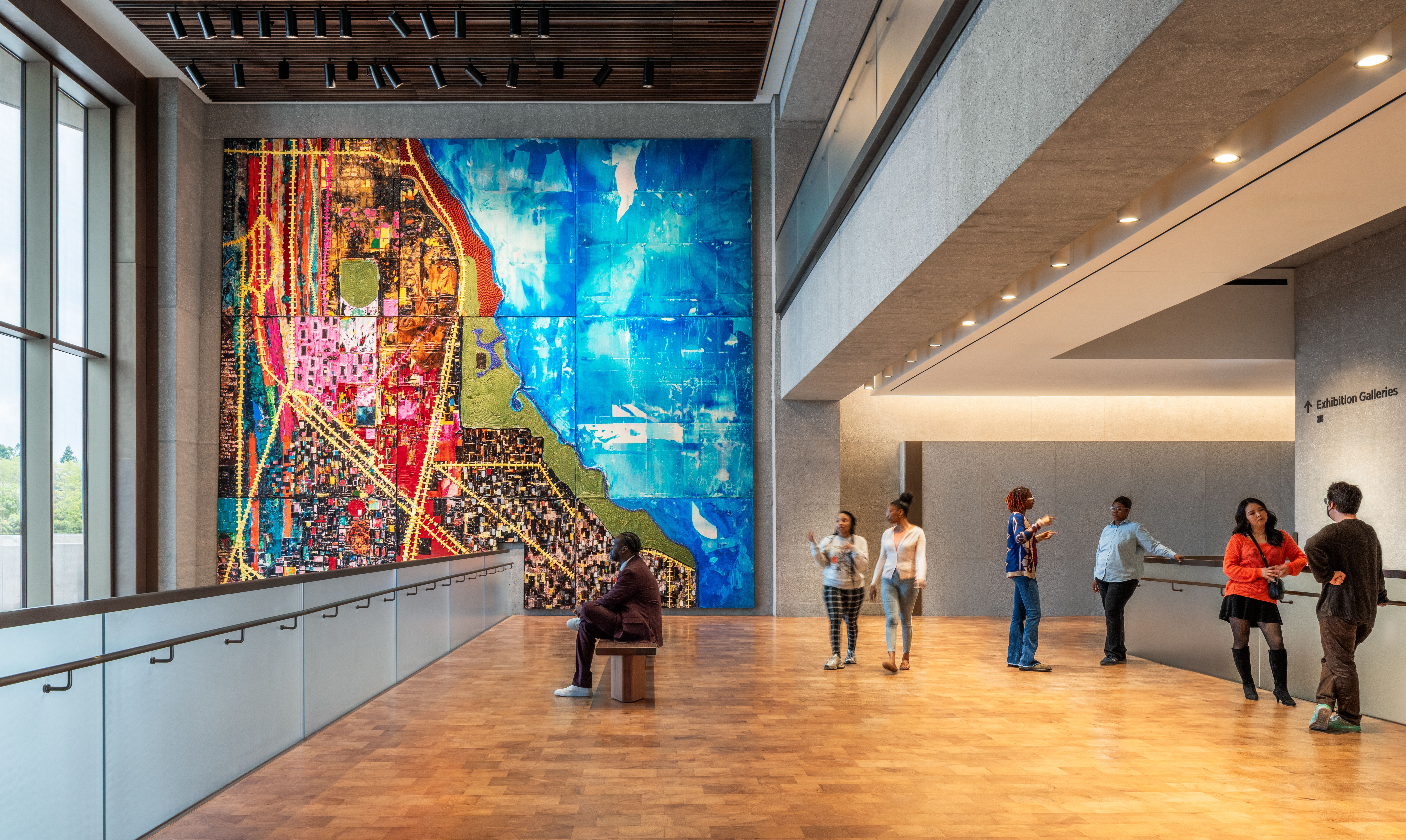 "City of the Big Shoulders" (Cidade dos Grandes Ombros), de Mark Bradford, é uma das obras mais importantes do museu, exibindo um mapa vibrante de Chicago. Mas também examina algumas das práticas desiguais, como o redlining, que prejudicaram a cidade • Cortesia da Fundação Obama