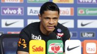 Douglas Santos torce por recuperação de Neymar na Seleção: "Orando por ele"