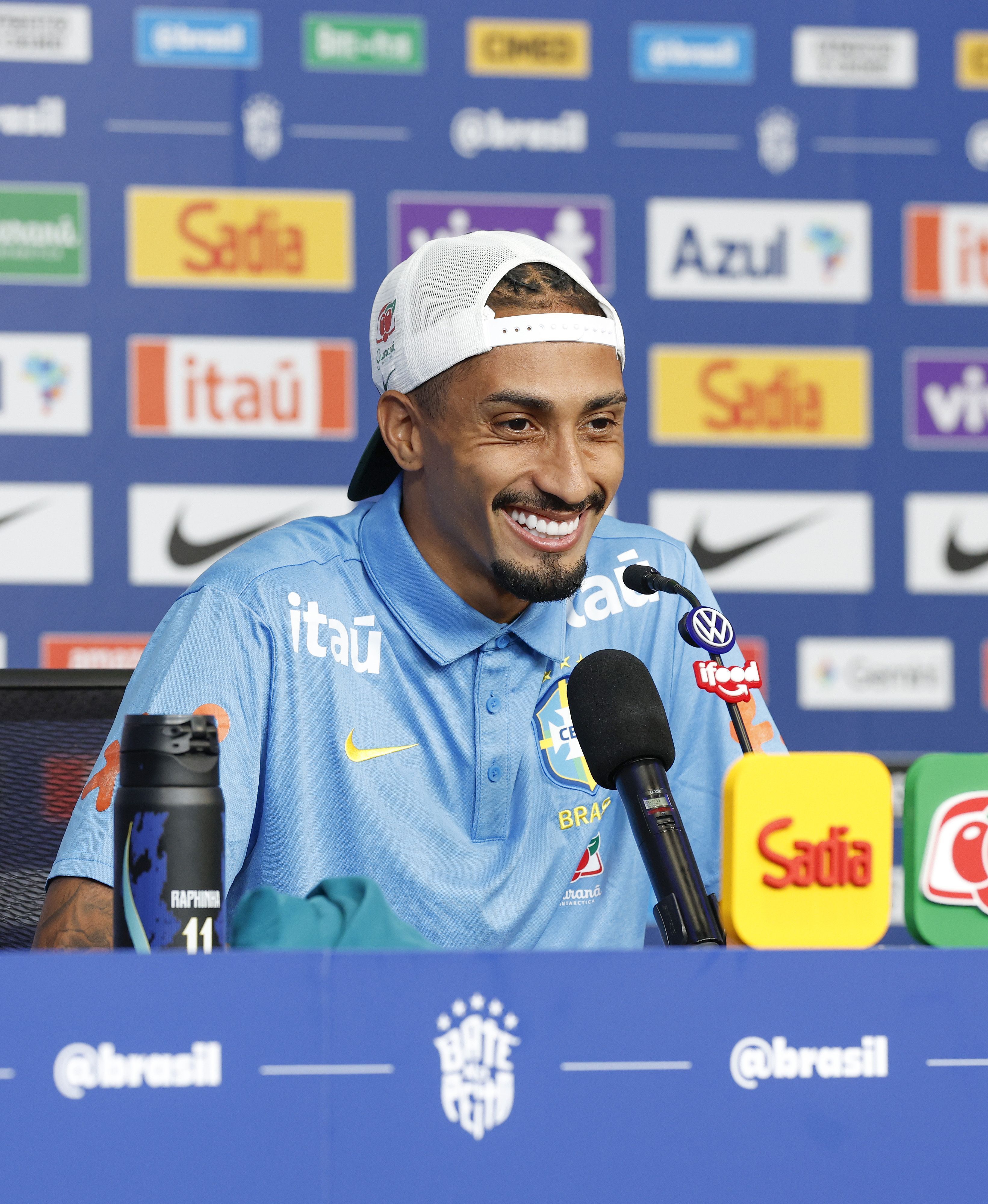 Raphinha na coletiva de imprensa da seleção brasileira